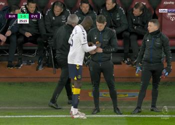 فيديو توقف مباراة إيفرتون وبيرنلي لإفطار عبد الله دوكوري