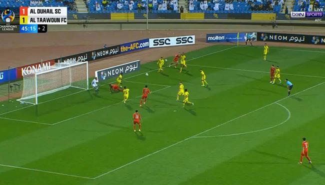 فرجاني ساسي يهدر فرصة هدف في مباراة التعاون والدحيل