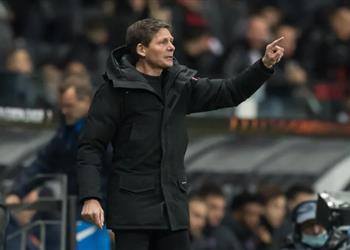 مدرب فرانكفورت كان بإمكاننا الفوز على برشلونة والآن علينا رفع مستوى الرهان