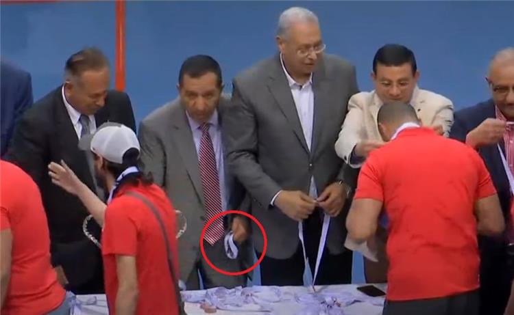 مصطفي هدهود نائب رئيس الزمالك مراسم تتويج سبورتنج بكاس مصر لكرة اليد