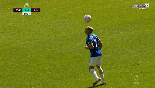 فاصل مهاري رائع من ريتشارليسون في مباراة مانشستر يونايتد وايفرتون