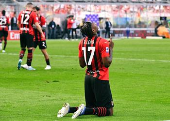 بالفيديو الاسكوديتو يقترب ميلان يعزز صدارته للدوري الإيطالي بفوز قاتل على فيورنتينا