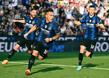 فيديو إنتر يواصل الضغط على ميلان ويهزم أودينيزي بثنائية في الدوري الإيطالي