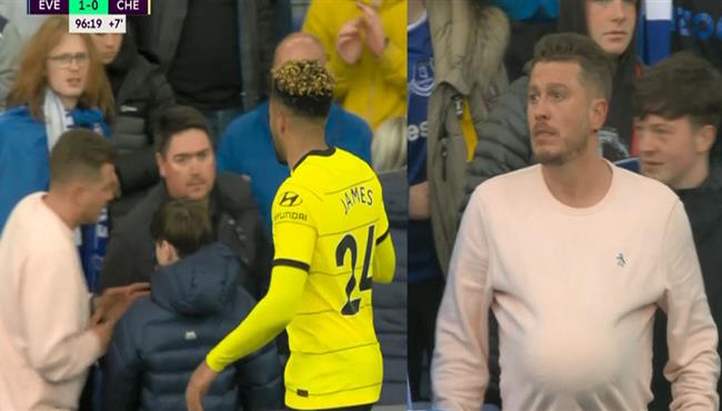 لقطة طريفة مشجع ايفرتون يخبي الكرة عن لاعب تشيلسي في الدقائق الاخيرة من المباراة