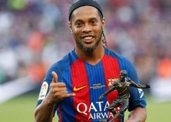 رونالدينيو يحضر مباراة الأهلي وإيسترن كومباني في الدوري