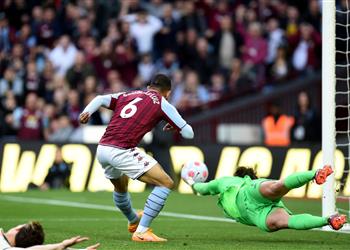 فيديو دوجلاس لويز يسجل هدف أستون فيلا الأول أمام ليفربول