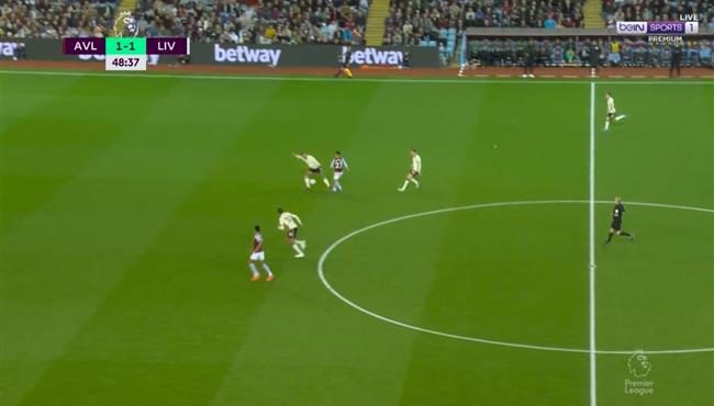 كوبري كوتينيو لفان ديك في مباراة ليفربول واستون فيلا بالدوري الانجليزي