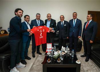 العامري فاروق يزور اتحاد الكرة الجزائري ويهدي رئيسه درع وعلم الأهلي