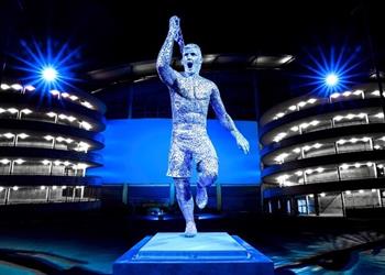 فيديو وصور لتخليد ذكرى تاريخية مانشستر سيتي ي شيد تمثالا استثنائي ا لـ أجويرو