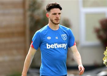 ديكلان رايس يتخذ خطوة جديدة بشأن مستقبله مع وست هام أمام أنظار قطبي مانشستر