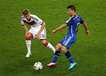 رد فعل ساخر من توني كروس على تمثال أجويرو في مانشستر سيتي