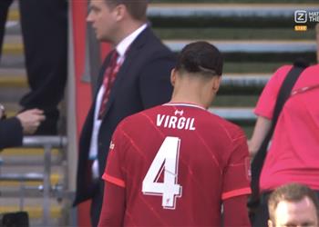 بعد محمد صلاح فان دايك يغادر مباراة ليفربول وتشيلسي وشكوك حول إصابته