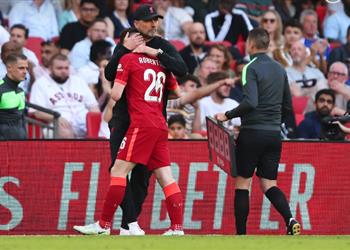 المصائب تتوالي على كلوب روبرتسون يغادر مباراة ليفربول وتشيلسي مصاب ا