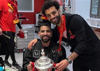 فيديو مؤمن زكريا يحتفل مع محمد صلاح ولاعبي ليفربول بعد التتويج بكأس إنجلترا