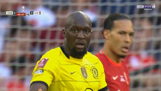 لوكاكو يهدر فرصة هدف امام ليفربول بنهائي كاس الاتحاد الانجليزي