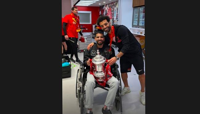 محمد صلاح يحتفل مع مؤمن زكريا ولاعبي ليفربول بالفوز بكأس الاتحاد الانجليزي