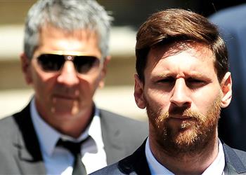 والد ميسي يصل برشلونة ويصرح أتمنى عودته هنا