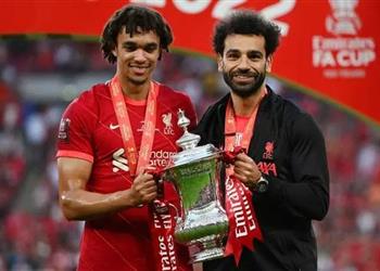 ألفيس يهنئ أرنولد على الفوز بكأس الاتحاد الإنجليزي