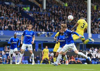فيديو إيفرتون ي عقد وضعه بعد سقوطه أمام برينتفورد في الدوري الإنجليزي