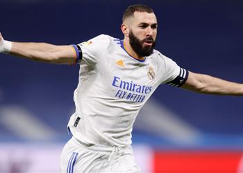 بنزيما يتو ج بجائزة أفضل لاعب فرنسي محترف لموسم 2021 2022