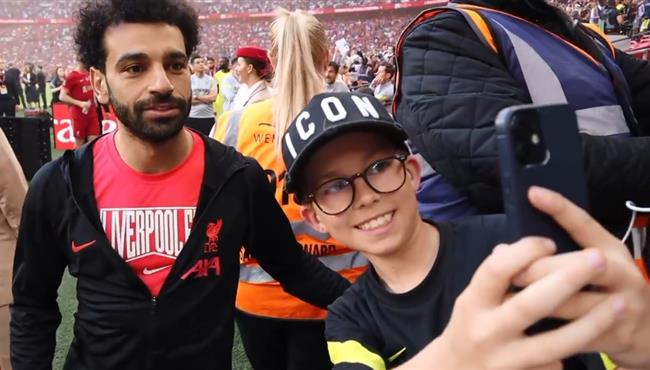 لقطه رائعة محمد صلاح يستجيب لنداء طفل ويلتقط صورة معه بعد مباراة ليفربول وتشيلسي