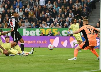 فيديو بمشاركة النني نيوكاسل يقدم هدية لـ توتنهام ويفوز بثنائية على آرسنال في الدوري الإنجليزي