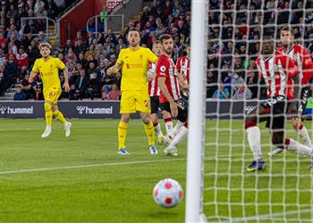 في غياب محمد صلاح فيديو ليفربول يواصل مطاردة مانشستر سيتي في الصراع على لقب الدوري الإنجليزي