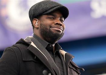 ميكا ريتشاردز يوضح حقيقة تصريحاته بشأن تفضيل أستون فيلا للمال على خسارة مانشستر سيتي للقب