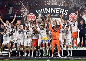 بعد إقصائهم برشلونة يهنيء فرانكفورت بلقب الدوري الأوروبي