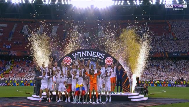 مراسم تتويج اينتراخت فرانكفورت بطلا للدوري الاوروبي
