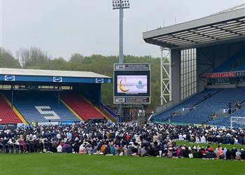 فيديو ناد إنجليزي يفتح ملعبه أمام المسلمين لتأدية صلاة العيد