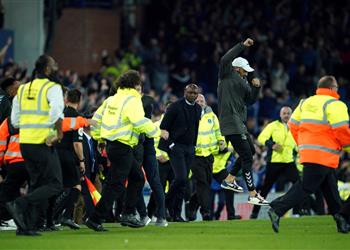 فيديو فييرا يركل مشجع إيفرتون بعد هزيمة كريستال بالاس والإتحاد الإنجليزي يفتتح تحقيق ا