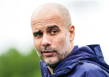 جوارديولا لجماهير مانشستر يونايتد قبل جولة الحسم ارتدوا القمصان الزرقاء