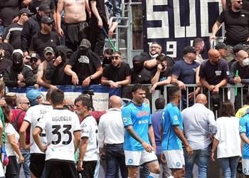 فيديو شغب جماهيري واقتحام الملعب للاعتداء على مدرب سبيزيا في مباراة نابولي