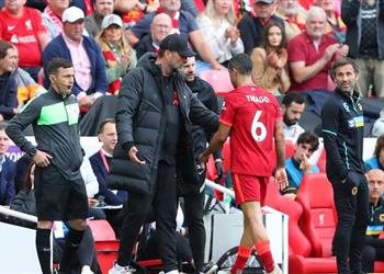 فيديو ضربة قبل نهائي الأبطال ألكانتارا يغادر مباراة ليفربول وولفرهامبتون مصاب ا