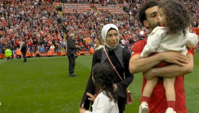 محمد صلاح يحتفل بجائزتي الهداف وأفضل صانع ألعاب مع زوجته وبناته على ملعب أنفيلد 
