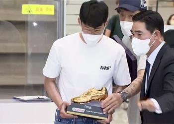 فيديو سون هيونج يتلقى ترحيب ا حار ا في كوريا الجنوبية بعد الفوز بالحذاء الذهبي