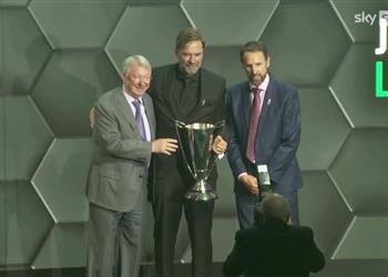 فيرجسون لـ كلوب عند تسليمه جائزة أفضل مدرب هذا عذاب ويورجن لا أؤمن بالألقاب الفردية