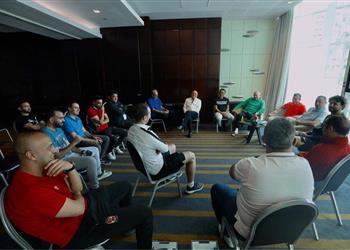 الخطيب يجتمع مع الطاقم الإداري لبعثة الأهلي في المغرب