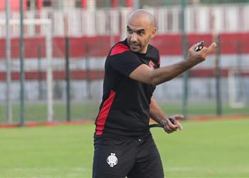 مدرب الوداد غاضب من لاعبيه قبل مواجهة الأهلي وي كلف مساعده بمراقبتهم