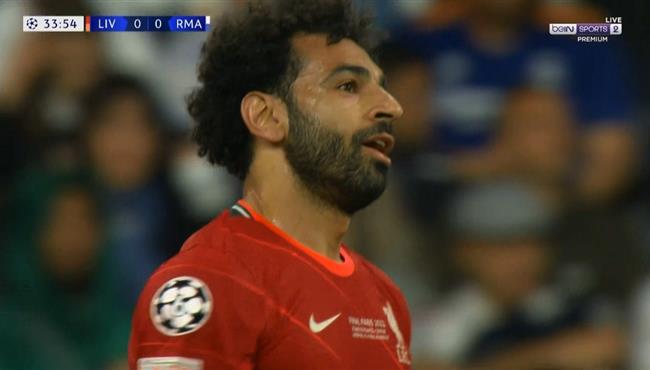 كورتوا يتصدي لرأسية محمد صلاح في نهائي دوري ابطال اوروبا