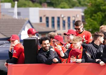 فيديو وصور محمد صلاح ولاعبو ليفربول يحتفلون مع الجماهير ببطولتي 2021 22
