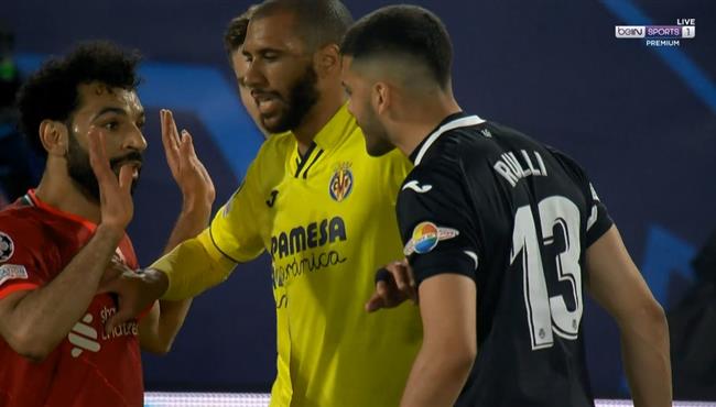 حارس فياريال يحاول الاشتباك مع محمد صلاح