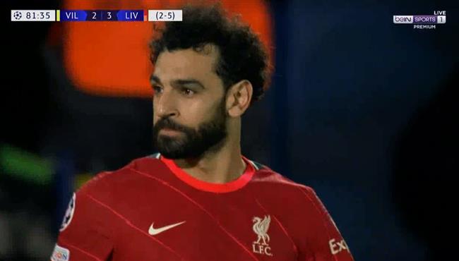 مدافع فياريال يتصدي لفرصة محمد صلاح الخطيرة علي فريقه