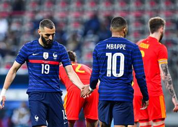 فيديو أول لقاء بين بنزيما ومبابي بعد اتهامات الخيانة بسبب ريال مدريد