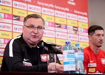 مدرب بولندا يوضح تطورات موقف ليفاندوفسكي من الانتقال إلى برشلونة