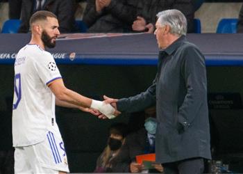 أنشيلوتي عن تألق بنزيما لاعب متواضع جد ا وسيفوز بالكرة الذهبية