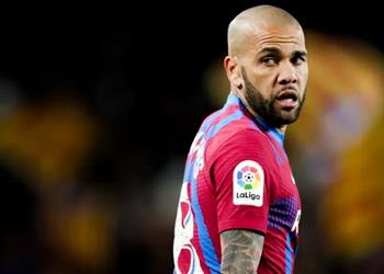 ماركا داني ألفيس ينتظر برشلونة لمعرفة مصيره