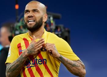 داني ألفيس أريد البقاء في برشلونة لكن مستقبلي ليس بيدي