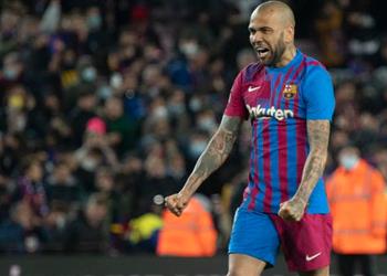 ألفيس يستعد لحسم قراره وشكوك بشأن استمراره في برشلونة